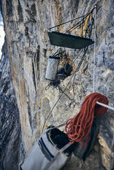 Kletterausrüstung bei der Begehung der Eigernordwand - CAVF93886