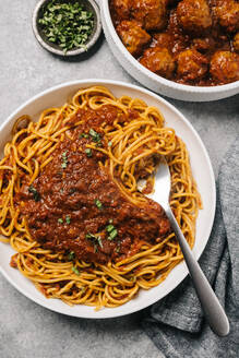 Spaghetti Marinara mit einer Beilage aus Fleischbällchen - CAVF93893