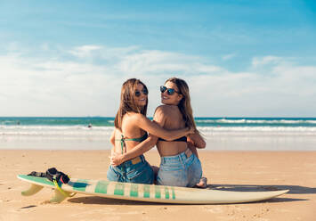 Zwei Surferinnen am Strand - CAVF93904