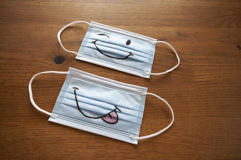 Face masks with smiley drawing on wood - GAF00172