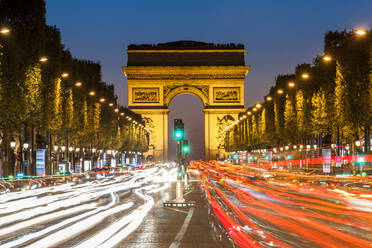 Der Arc de Triomphe in Paris bei Nacht - CAVF93944