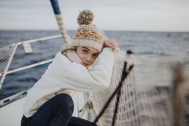 Mädchen sitzt im Urlaub auf einem Boot - GMLF01178