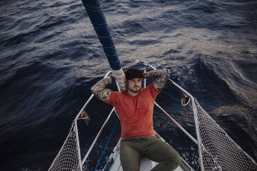 Mann entspannt sich auf Boot im Urlaub - GMLF01187