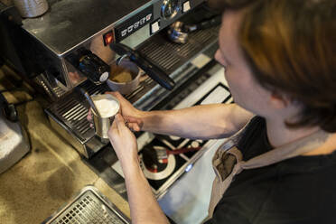 Barista macht Kaffee im Café - FBAF01808