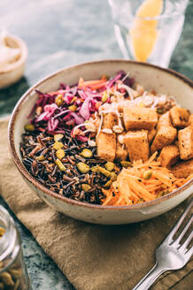 Essen: Budda-Schüssel mit Gemüse, Tofu und schwarzem Reis - CAVF93976