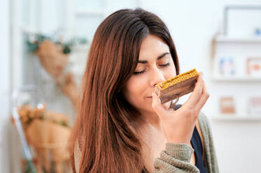 Eine Kundin genießt den Duft einer aromatischen, hausgemachten Seife aus natürlichen Inhaltsstoffen in einem Öko-Laden - ADSF22770