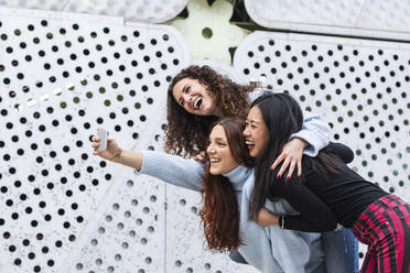 Verspielte Frauen nehmen Selfie auf Handy zusammen - PNAF01440