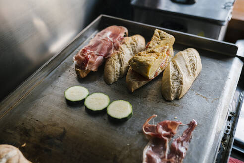 Brot mit Schinken und Gemüse auf der Grillplatte im Restaurant - EGAF02306