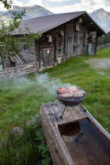 Grillrost auf Trog vor Hütte in Mayrhofen, Zillertal, Österreich - GAF00184