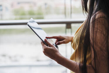 Weibliche Fachkraft bei der Arbeit an einem digitalen Tablet im Büro - EBBF03374