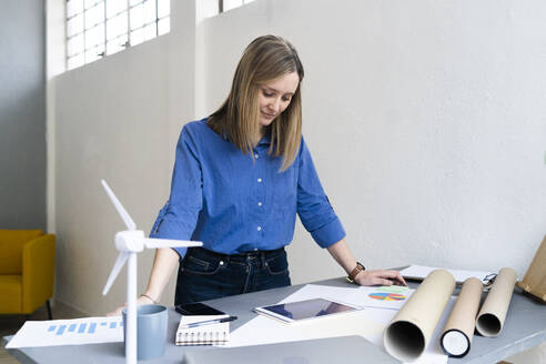Geschäftsfrau mit Dokument und digitalem Tablet im Büro - GIOF12469
