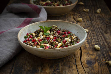 Schüssel mit veganem Quinoa-Salat mit Cashewnüssen, Granatapfelkernen und Minze - LVF09143