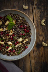 Schüssel mit veganem Quinoa-Salat mit Cashewnüssen, Granatapfelkernen und Minze - LVF09145