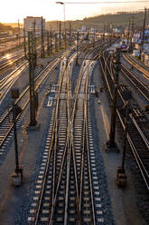 Deutschland, Bayern, Würzburg, Leere Bahngleise bei Sonnenuntergang - NDF01271