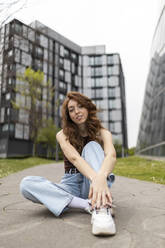 Woman sitting on footpath - MTBF00978