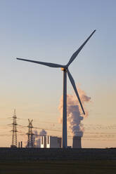 Deutschland, Nordrhein-Westfalen, Neurath, Windkraftanlage mit Braunkohlekraftwerk im Hintergrund - JATF01304
