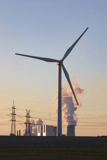 Deutschland, Nordrhein-Westfalen, Neurath, Windkraftanlage mit Braunkohlekraftwerk im Hintergrund - JATF01304