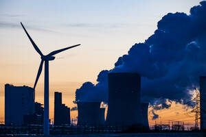 Deutschland, Nordrhein-Westfalen, Niederaußem, Windkraftanlage mit Braunkohlekraftwerk im Hintergrund - JATF01308