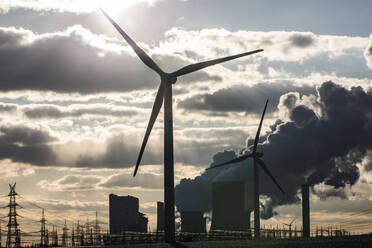 Deutschland, Nordrhein-Westfalen, Niederaußem, Windkraftanlage mit Braunkohlekraftwerk im Hintergrund - JATF01309
