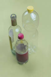 Studioaufnahme von drei leeren Glas- und Plastikflaschen - MMAF01425