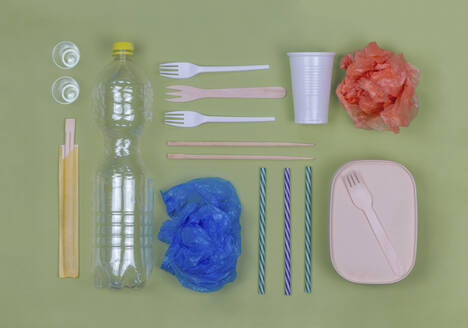 Studioaufnahme einer Anordnung von Plastikgegenständen wie Gabeln, Flaschen, Tüten und Trinkhalmen - MMAF01426