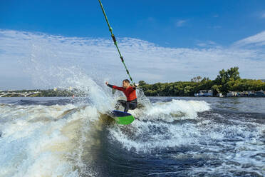 Mann beim Wakesurfen im Fluss Moskva - KNTF06227