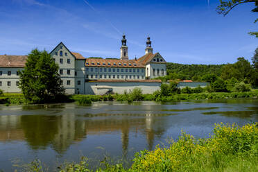 Deutschland, Bayern, Kloster Pielenhofen spiegelt sich im Fluss Naab - LBF03513