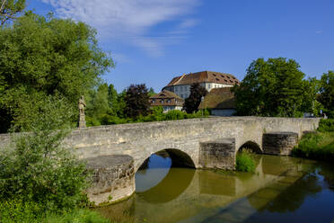 Deutschland, Franken, Hochstadt an der Aisch, Mittelalterliche Brücke über die Aisch mit Schloss im Hintergrund - LBF03517