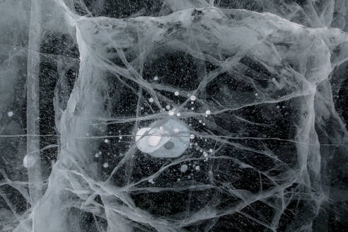 Draufsicht Eis abstrakte Muster der gefrorenen Baikalsee auf bewölkten Wintertag - ADSF23049