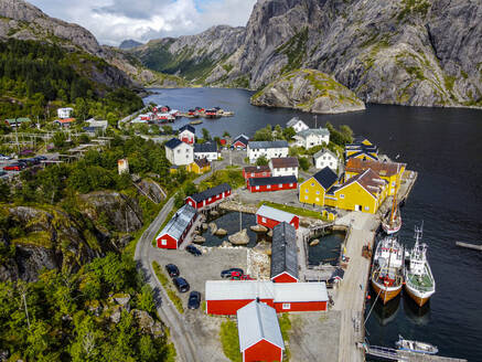 Norwegen, Nordland, Nusfjord, Luftaufnahme eines Fischerdorfes am Vestfjord - RUNF04274