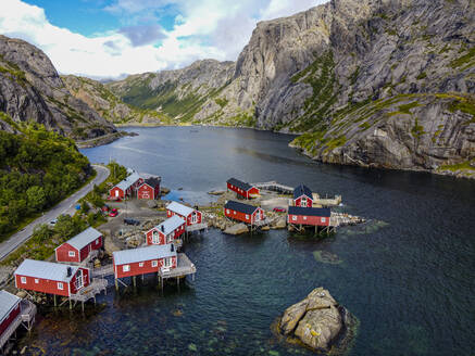 Norwegen, Nordland, Nusfjord, Luftaufnahme eines Fischerdorfes am Vestfjord - RUNF04275