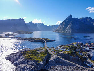 Norwegen, Nordland, Reine, Luftaufnahme des Fischerdorfs auf der Insel Moskenesoya - RUNF04278