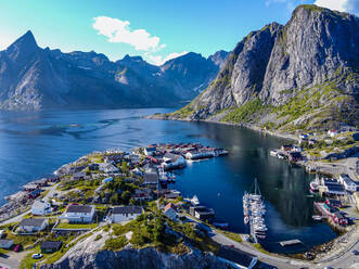 Norwegen, Nordland, Reine, Luftaufnahme des Fischerdorfs auf der Insel Moskenesoya - RUNF04279