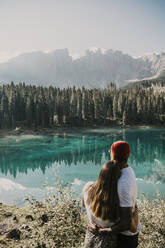 Pärchen genießt die Aussicht am Karersee in Südtirol, Italien - MJRF00388