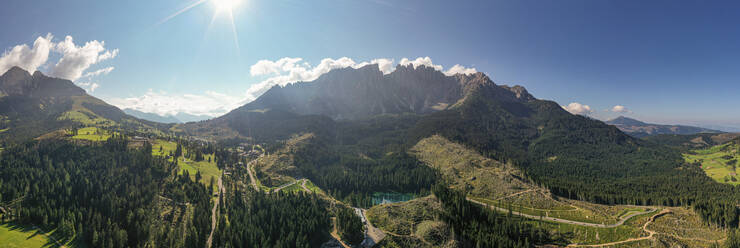 Tal in der Nähe des Karersees an einem sonnigen Tag in Südtirol, Italien - MJRF00394