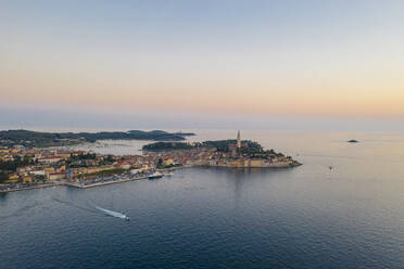 Kroatien, Istrien, Rovinj, Luftaufnahme des klaren Himmels über der Küstenstadt in der Abenddämmerung - TAMF02921