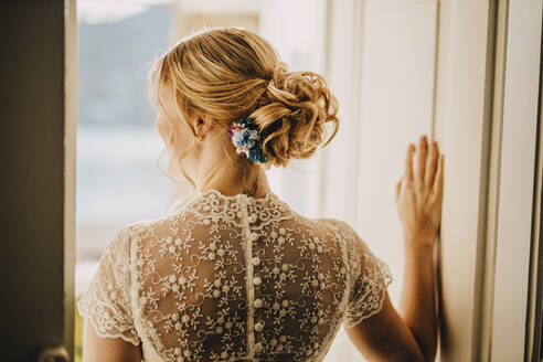 Blonde Braut mit Haarknoten im Hochzeitskleid - DAWF01897