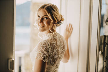 Lächelnde schöne blonde Braut während der Hochzeit - DAWF01898