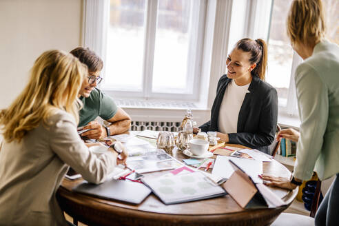 Kunden und Veranstaltungsplaner diskutieren im Büro - DAWF01922