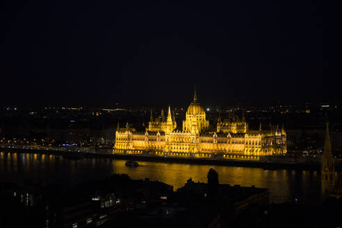 Beleuchtetes ungarisches Parlamentsgebäude in Budapest, Ungarn bei Nacht - ABZF03545
