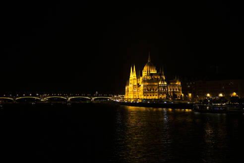 Ungarisches Parlament bei Nacht beleuchtet in Budapest, Ungarn - ABZF03547