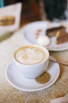 Kaffee auf dem Tisch eines Cafés - ABZF03553