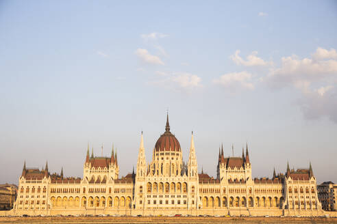 Ungarisches Parlament bei Sonnenuntergang in Budapest, Ungarn - ABZF03555