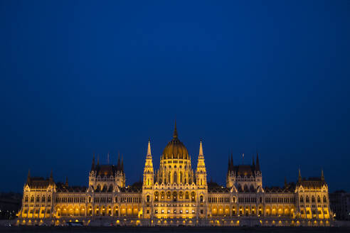 Beleuchtetes ungarisches Parlamentsgebäude bei Nacht in Budapest, Ungarn - ABZF03560