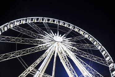 Beleuchtetes Riesenrad bei Nacht - ABZF03561