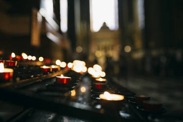 Brennende Kerzen in dunkler Kirche - ABZF03565