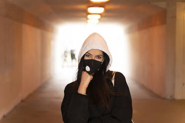 Frau mit Schutzmaske und Hand am Kinn in der U-Bahn - SPCF01344