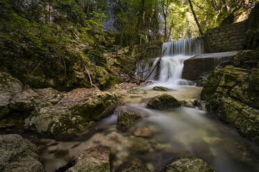 Langzeitbelichtung eines kleinen Waldwasserfalls im Monte Cucco Park, Umbrien, Italien - LOMF01287