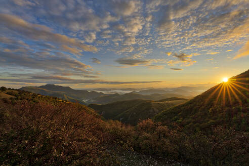 Apenningebirge bei Sonnenaufgang, Umbrien, Italien - LOMF01291