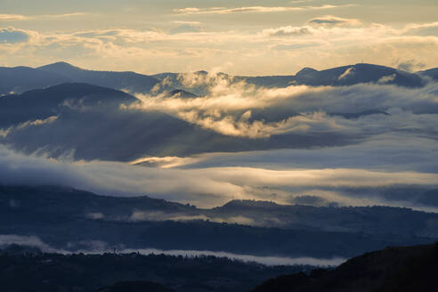 Apennin in der nebligen Morgendämmerung, Umbrien, Italien - LOMF01292